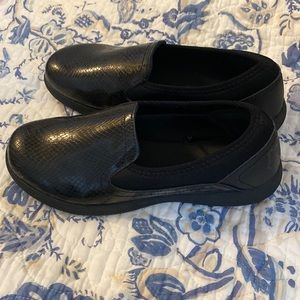 Brand new tredsafe non slip sneakers